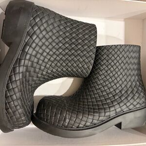 BOTTEGA Black Quilted Ankle Boots